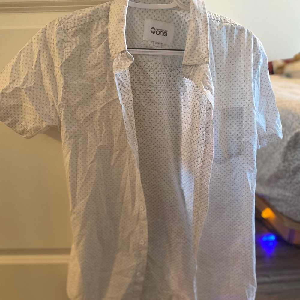 Mens button down very good condition no staining Like, share or make me a offer!